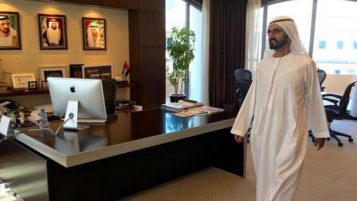 Szejk Dubaju Muhammad al-Maktum skontrolował wczoraj rano kilka urzędów zajmujących się sprawami obywateli i odkrył, że nie było tam... żadnego personelu. Film z kontroli stał się hitem internetu - informuje dziś gazeta "Gulf News".