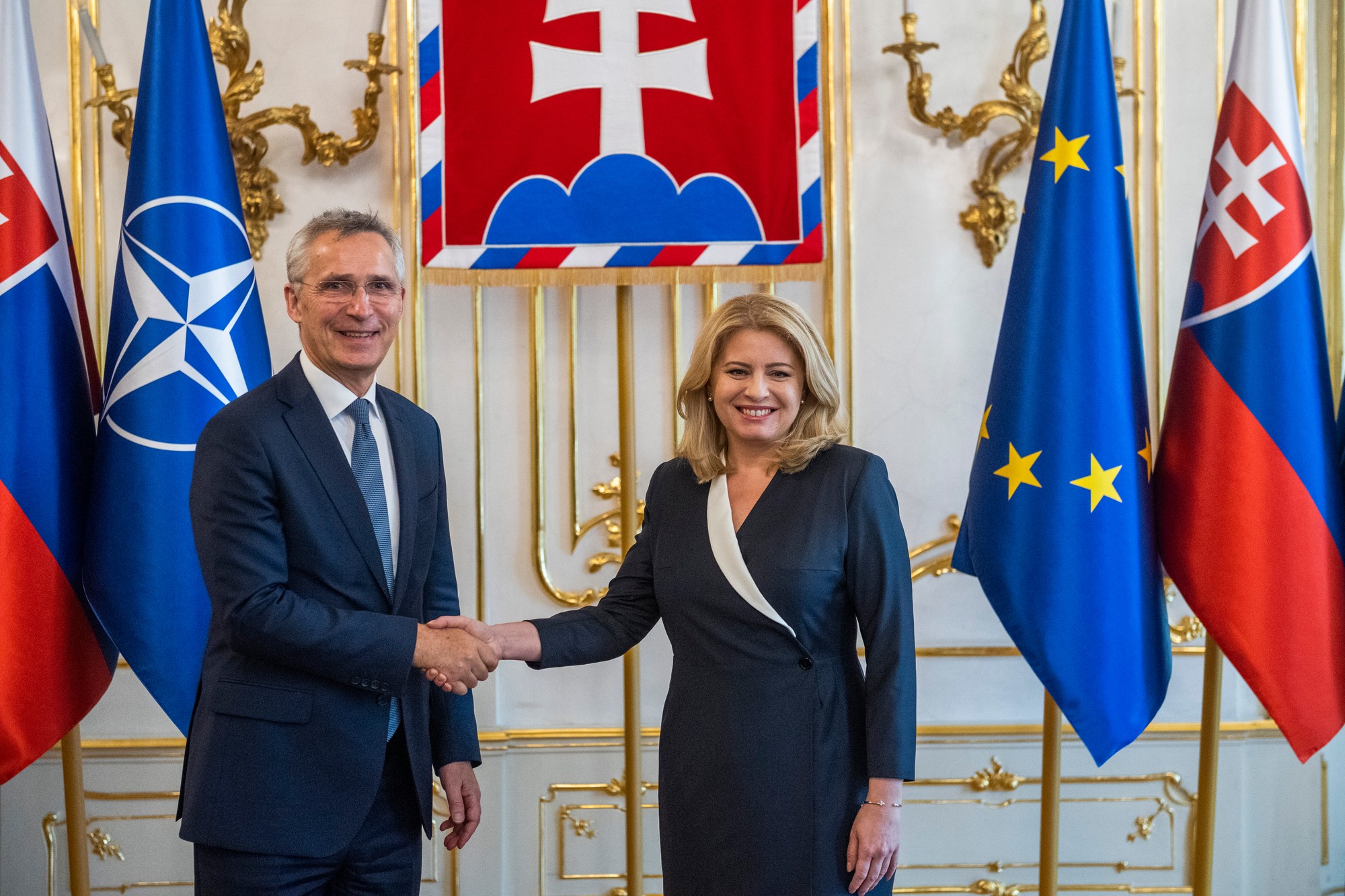 Čaputová počas prijatia generálneho tajomníka Severoatlantickej aliancie Jensa Stoltenberga v Prezidentskom paláci v Bratislave 6. júna 2023.