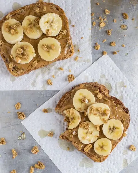 Banan na kanapce niezbyt cię przekonuje? Było to ulubione połączenie Elvisa Presleya / Pinterest