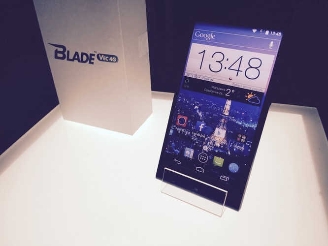 <strong>Zte Blade Vec 4G - 700 zł</strong><br /><br />


Blade Vec to nowość na polskim rynku, premiera odbyła się w listopadzie. ZTE zapowiada mocną walkę o polskiego klienta, a jednocześnie niską cenę. Co mamy w środku?<br /><br />

Najważniejsze parametry modelu ZTE Blade VEC 4G:  - wymiary: 143 mm x 70,9 mm x 7,8 mm;  - procesor: czterordzeniowy Qualcomm Snapdragon, 1.2 GHz;  - wyświetlacz: 5-calowy HD (720x1280 pikseli);  - system operacyjny: Android 4.4;  - główna kamera 13Mpx (AF, flesz)   - przednia kamera: 2 Mpx;  - bateria: 2300mAh;  - transmisja danych: 3G, 4G (LTE CAT4);  - pamięci operacyjna: 1 GB;  - wbudowana pamięć: 16 GB;  - inne funkcje: GPS, WiFi 802.11 b/g/n, Bluetooth 4.0, mobile hotspot, WiFi.<br /><br />