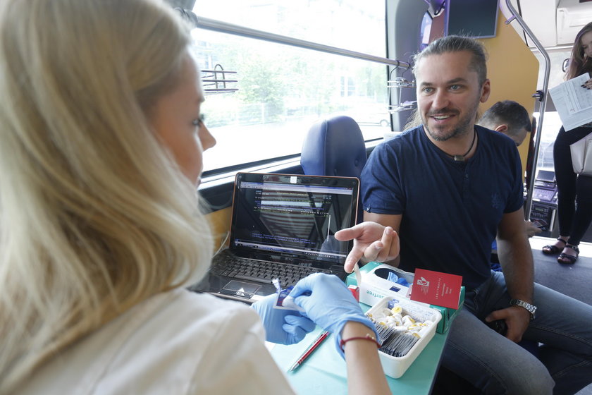  Sebastian Sękalski (39 l.), mąż naszej redakcyjnej koleżanki Ewy, pierwszy raz oddał krew, kiedy potrzebowała tego leku jego babcia.