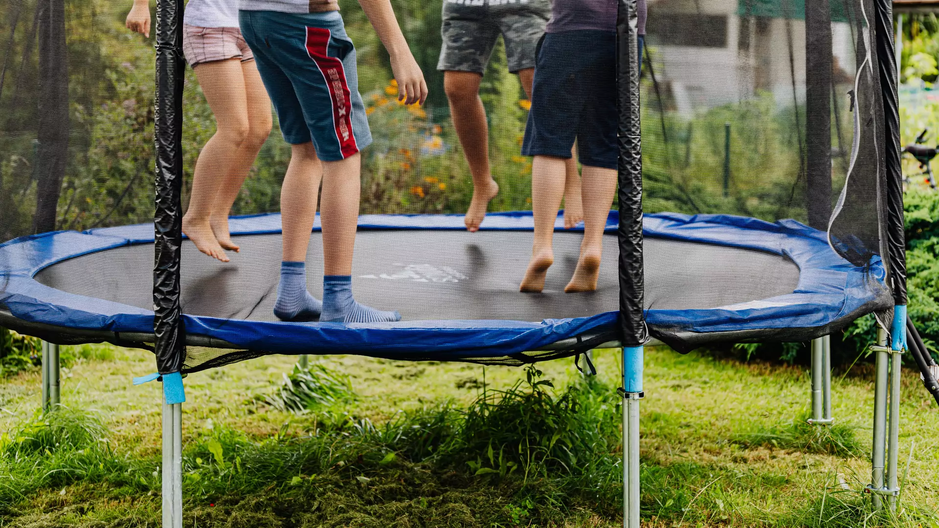 Trampolina ogrodowa — zapewni świetną zabawę nie tylko najmłodszym