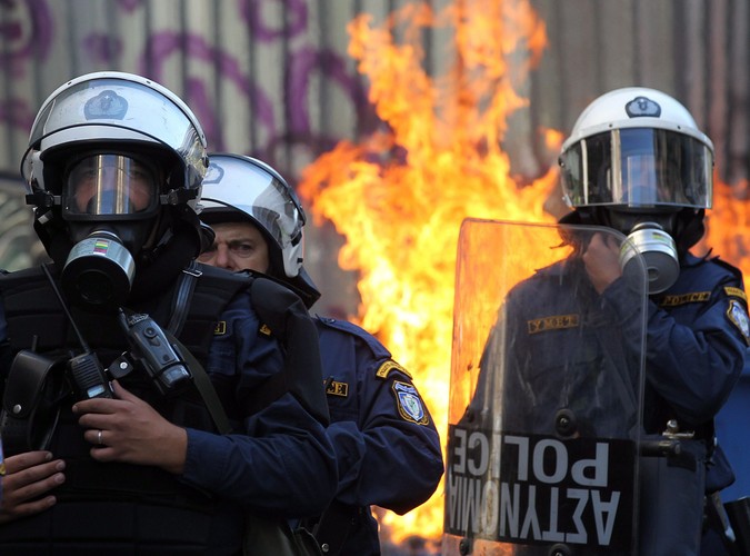 Starcia demonstrantów z policją w centrum Aten