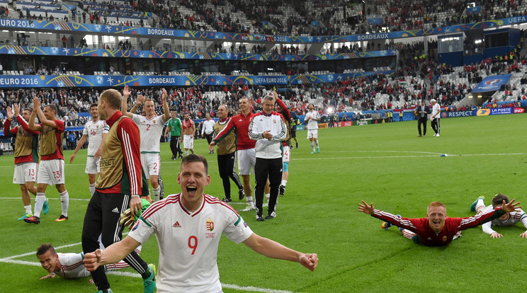 A magyar fociválogatott tagjai megérdemelten ünnepeltek /Fotó: AFP