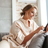 Irritábilis bél szindróma: ebben az esetben telefonos megoldás is van rá!