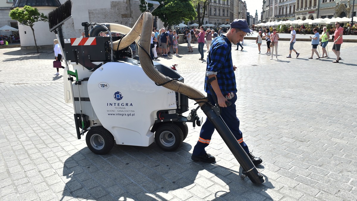 W Krakowie testowano odkurzacz, który zbiera z ulic zarówno pył PM10, jak i niedopałki i 1,5-litrowe butelki PET. Dwa takie odkurzacze będą pracowały w rejonie Rynku Głównego – poinformował dzisiaj rzecznik Miejskiego Przedsiębiorstwa Oczyszczania w Krakowie Piotr Odorczuk.