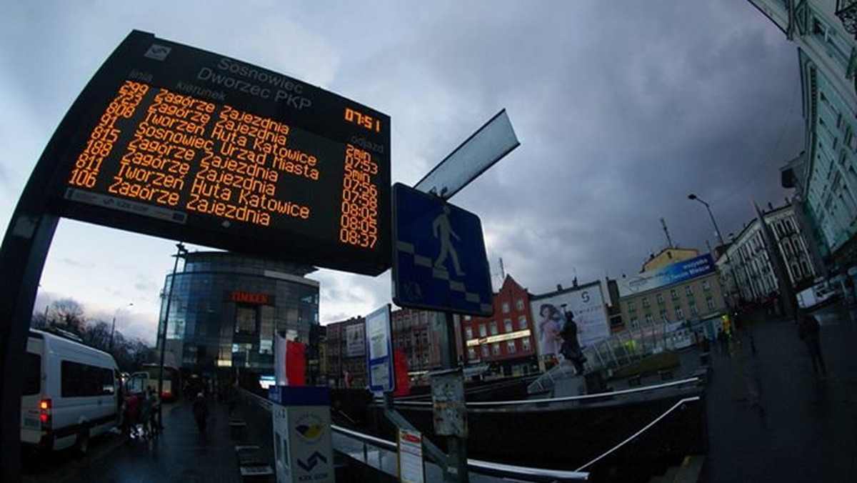 Sosnowiec zamierza w najbliższych latach wydać ponad 170 milionów złotych na walkę z niską emisją. Pieniądze będą przeznaczone na ocieplanie budynków, zakup elektrycznych i hybrydowych autobusów, a także na modernizacje systemu ogrzewania i ulicznego oświetlenia. O planach poinformował dzisiaj prezydent Sosnowca Arkadiusz Chęciński.