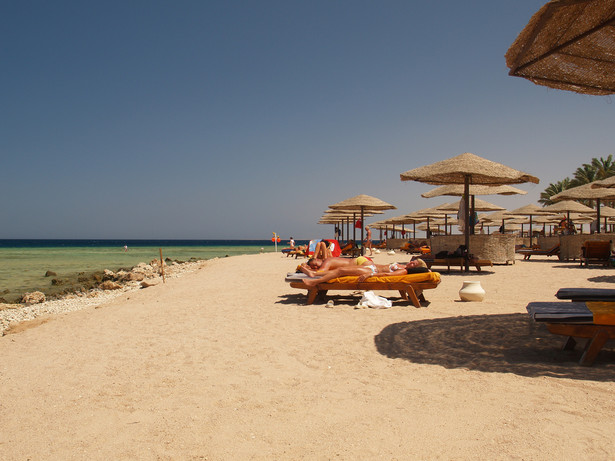 Piaszczyste plaże Makadi Bay, Egipt. Fot. nodomain.cc, źródło: flickr.com. Licencja CC Attribution 2.0 Generic.