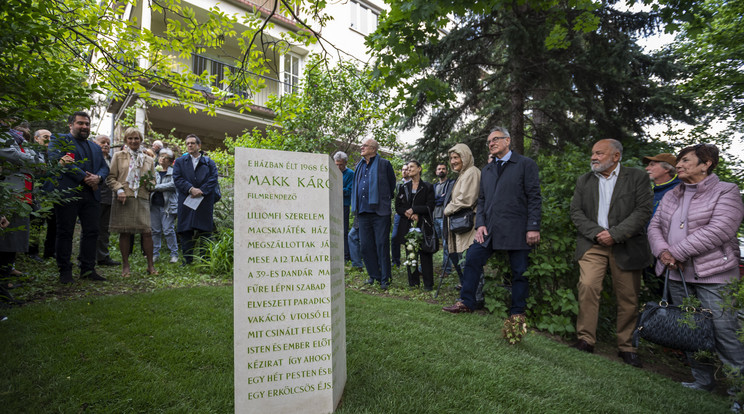 A fehér mészkőoszlop Makk Károly egykori budai otthonának kertjében áll  /Fotó: MTI