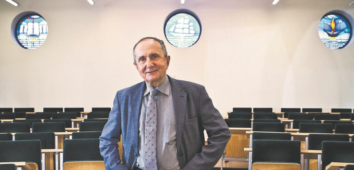 Jerzy Cieślik ekonomista i dyrektor Centrum Przedsiębiorczości w Akademii Leona Koźmińskiego, wprowadzał do Polski doradczego giganta Ernst &amp; Young, w latach 1990–2003 był członkiem zarządu, a 1996–2000 prezesem E&amp;Y Polska, ostatnio ukazała się jego książka „Przedsiębiorczość, polityka, rozwój”