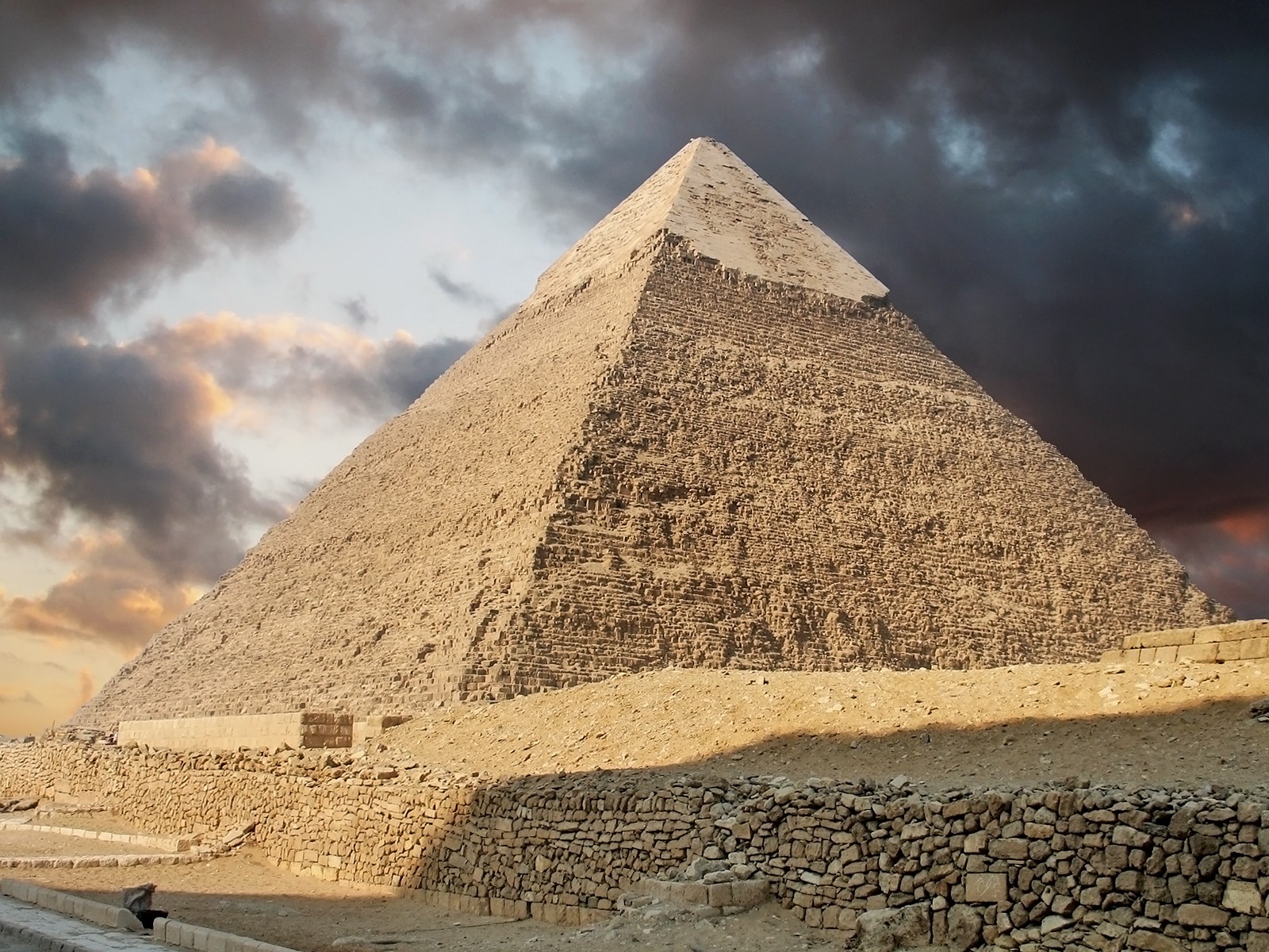 Veľkej pyramíde v Gíze chýba dôležitá časť.