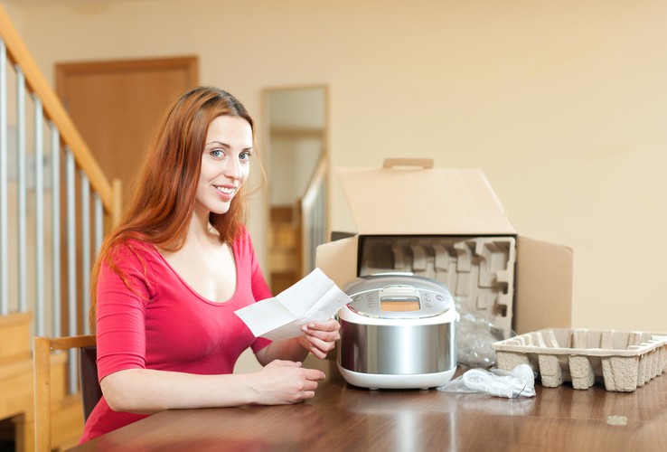 <strong>14. Dobre rady producenta</strong><br /><br />

W instrukcjach obsługi urządzeń znajduje się wiele cennych wskazówek od producenta dotyczących tego, jak najlepiej wykorzystać zakupiony sprzęt. Warto przestrzegać tych zaleceń, a z pewnością zaoszczędzimy energię. Przykładem może być odstawienie lodówki od ściany, co zaleca producent. Niestety nie wszyscy tak robią. <br /><br />