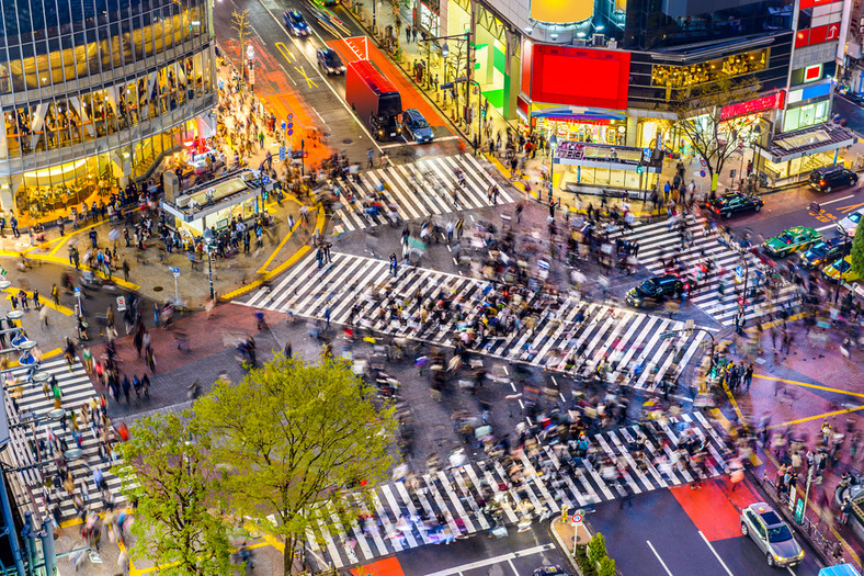 Tokio, Japonia widok na skrzyżowanie Shibuya, jeden z najbardziej ruchliwych spacerów dla pieszych na świecie.