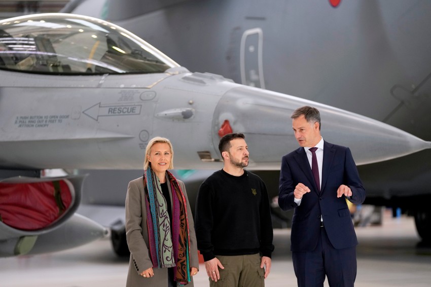 Ministarka odbrane Belgije Ludivin Dedonder, ukrajinski predsednik Volodimir Zelenski i belgijski premijer Aleksander De Kro ispred aviona F-16 na aerodromu Melsbrok u Briselu 28. maja