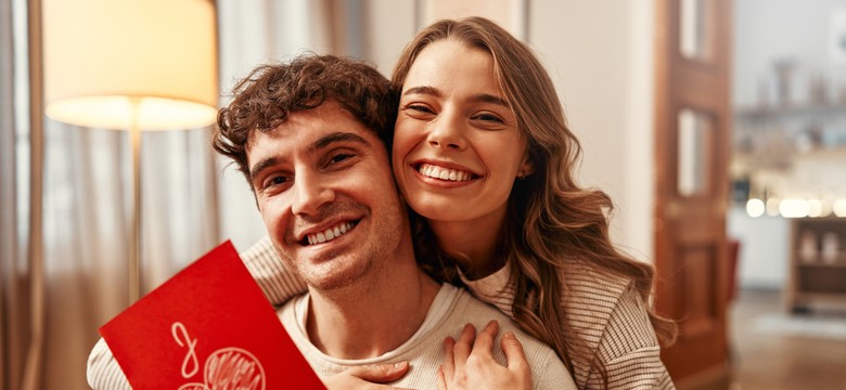 Krótkie i śmieszne życzenia na walentynki 2024 dla każdego. Najlepsze gotowe wierszyki [PRZYKŁADY]