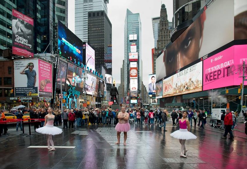 Tutu Project: maż pozuje w różowej spódniczce