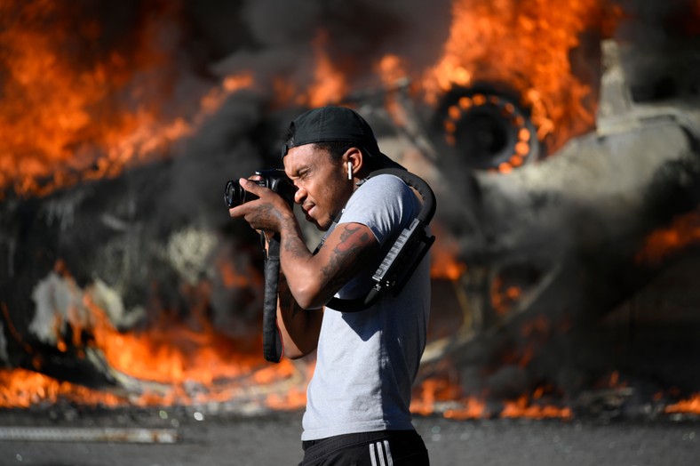 Fotoreporter podczas zamieszek po śmierci George'a Floyda, Filadelfia, 30 maja 2020 r.