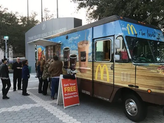 Food Trucki McDonald&#39;s jeżdzą po USA