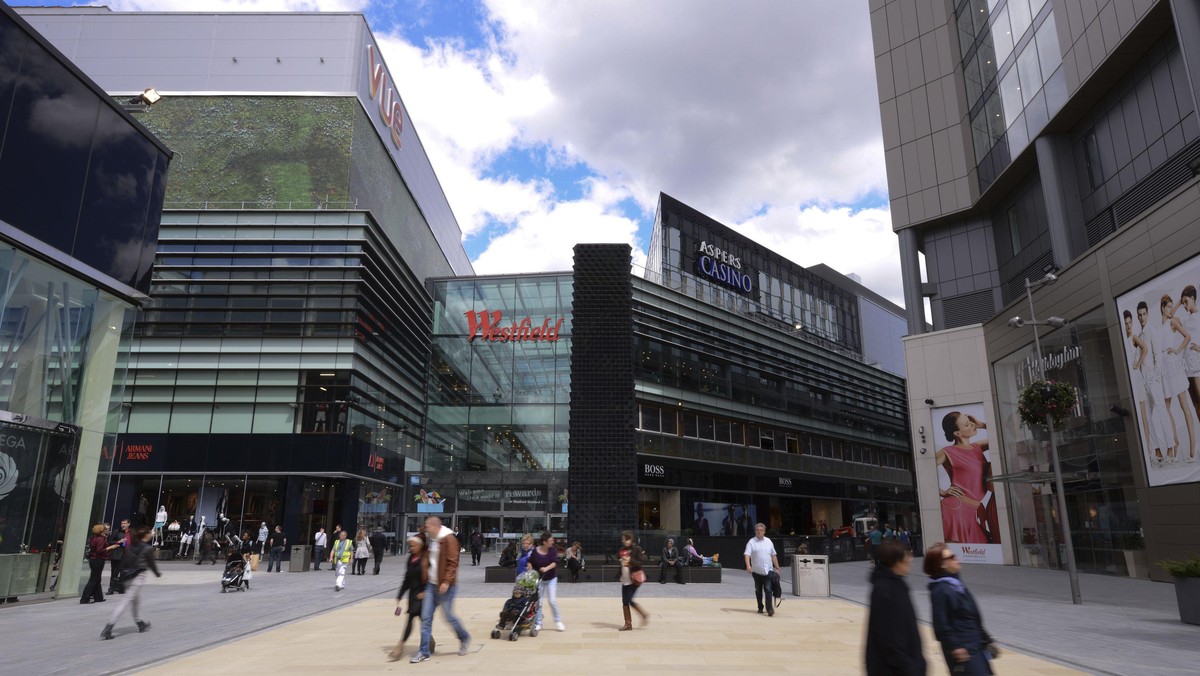 W największym centrum handlowym w Londynie doszło wczoraj do bójki grupy młodych mężczyzn. Jeden z nich zmarł na skutek ran zadanych nożem - informuje londynek.net.