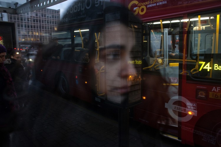 <b>Zdjęcie pojedyncze - zwycięzca w kategorii LUDZIE. Fot. Maciek Nabrdalik </b>Londyn. Anabela, absolwentka Akademii Sztuk Pięknych w Lizbonie, z powodu kryzysu i bezrobocia w kraju zaraz po skończeniu studiów wyemigrowała – jak tysiące Portugalczyków – za pracą. Pojechała do Londynu, zostawiając w Lizbonie swojego chłopaka Gaspara. Byli parą od kilku lat, często rozmawiali o wspólnej przyszłości. Jednak miłość nie przetrwała rozłąki. Za to Londyn Anabeli nie zawiódł – ma pracę w galerii, nowych znajomych i szanse na lepsze życie niż w rodzinnym kraju. 26 marca 2013