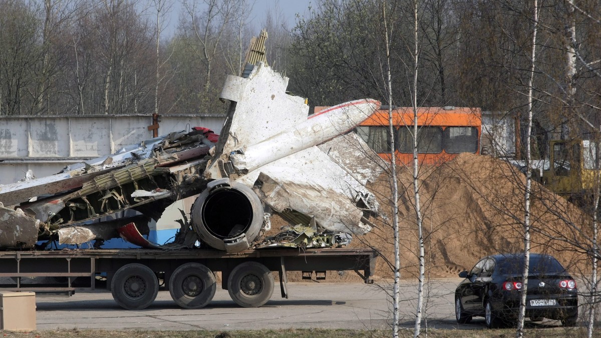 Gdy prezydencki samolot Tu-154 znalazł się poniżej wysokości decyzji (ok. 80 metrów), drugi pilot powiedział: "odchodzimy", ale maszyna nadal opadała - dowiedziała się TVN24. Komenda "odchodzimy" oznacza przerwanie manewru podchodzenia do lądowania.