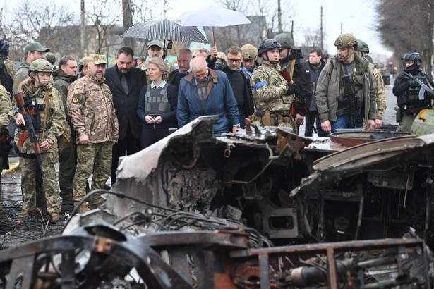 Von der Leyen i Borrell w Buczy. "Ukraina powinna być po wojnie państwem demokratycznym"