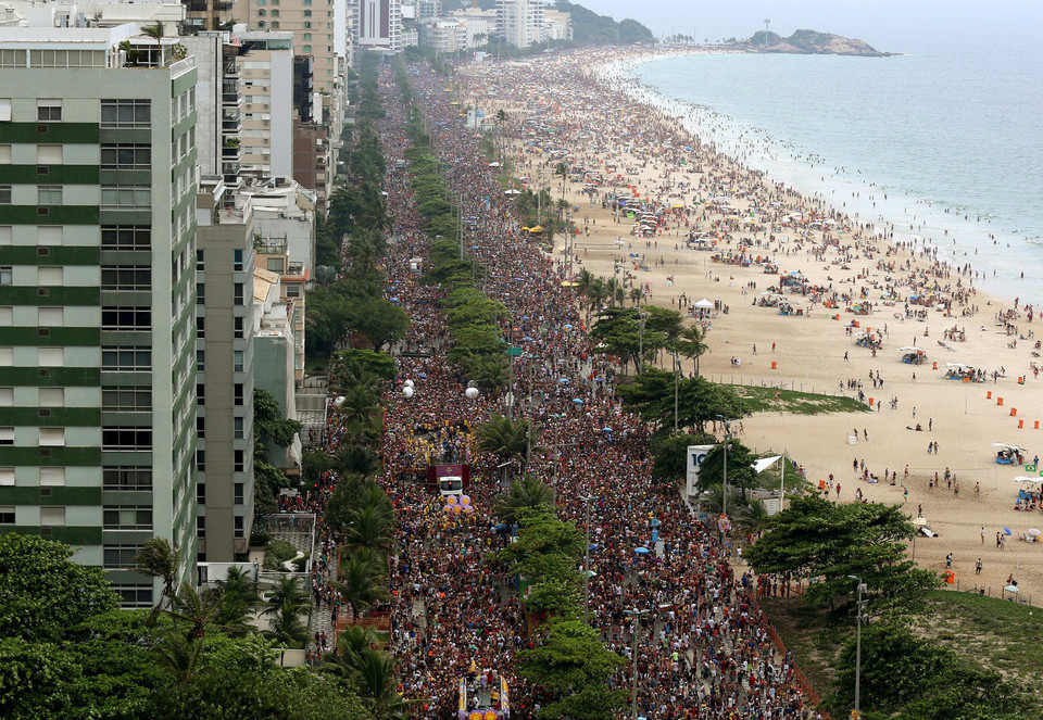 Widok na słynną plażę Ipanema w Rio de Janeiro w trakcie karnawału