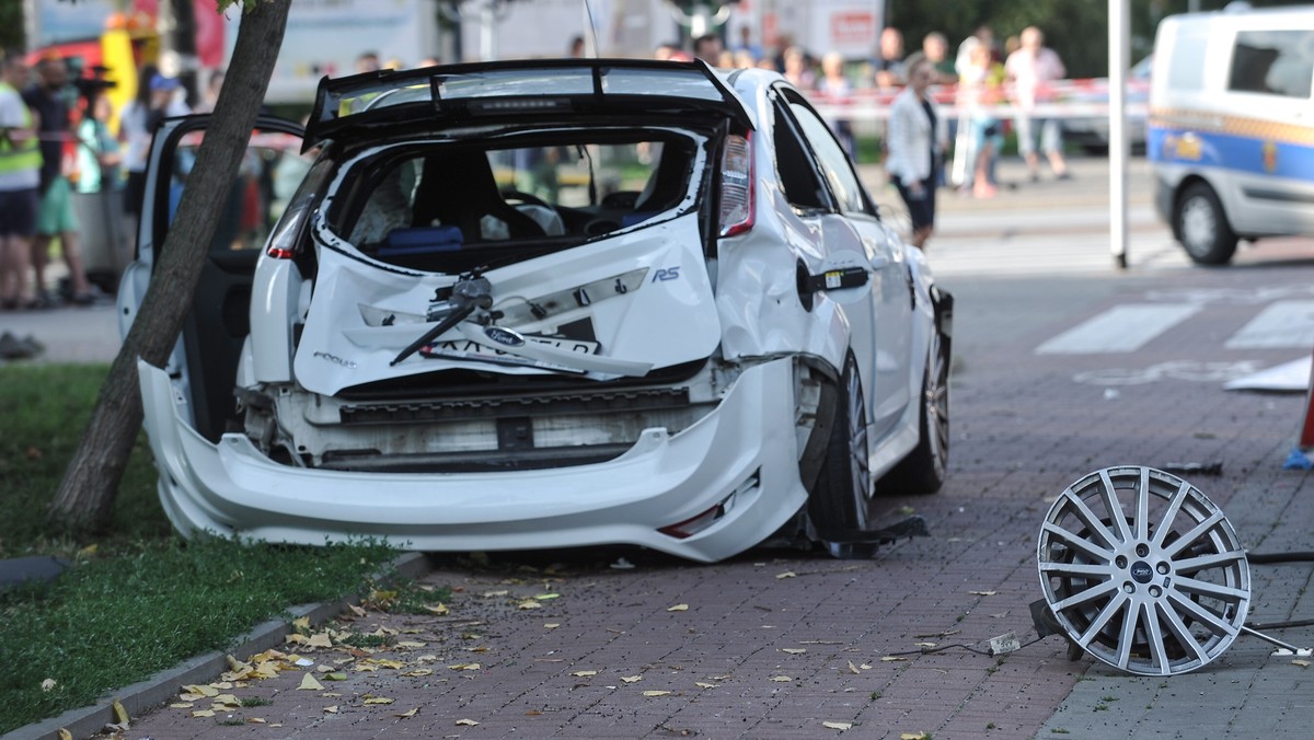 Prokuratura poinformowała, że będzie śledztwo w sprawie wczorajszego wypadku na ul. Fieldorfa. Do tej pory przesłuchano świadków, jednak jeszcze nikomu nie postawiono zarzutów, o czym informuje TVN24.