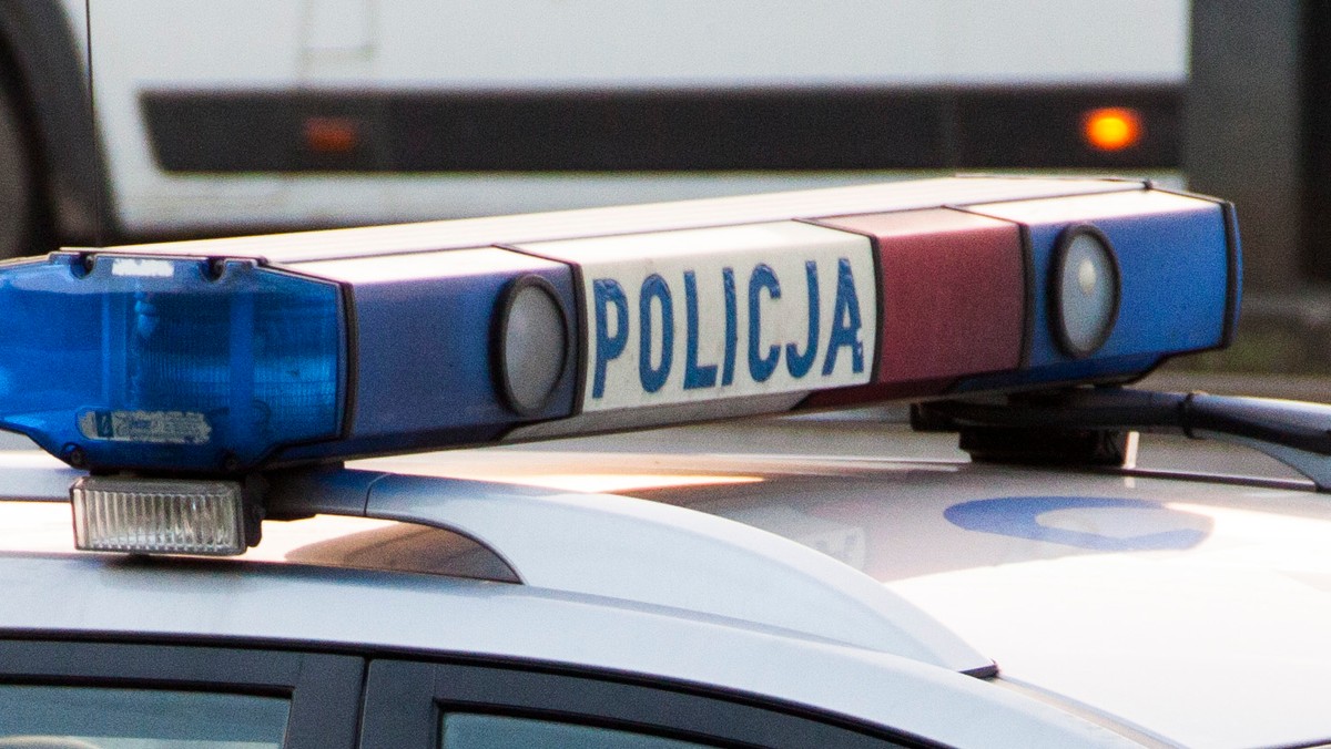 Policjanci wyjaśniają okoliczności śmierci młodego mężczyzny w Libiążu. 24-latek ugodzony nożem w brzuch mimo reanimacji zmarł w szpitalu. Trwają poszukiwania sprawcy.