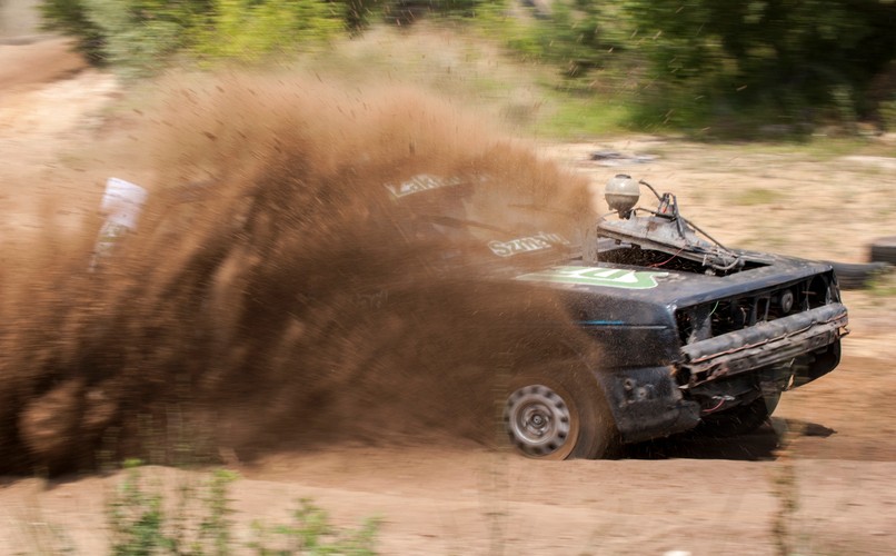 Te auta powinny być na złomie, ale ścigają się w Polskiej Lidze Wraków