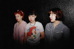 Historia dziewczyńskiej rewolucji Riot Grrrl w książce "Do przodu, dziewczyny!"