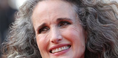 Andie MacDowell na czerwonym dywanie w Cannes. Gwiazda przykuła uwagę naturalną urodą