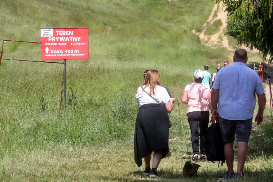 Turyści idący szlakiem na Gubałówkę już wcześniej mijają tablicę z informacją o konieczności opłaty myta