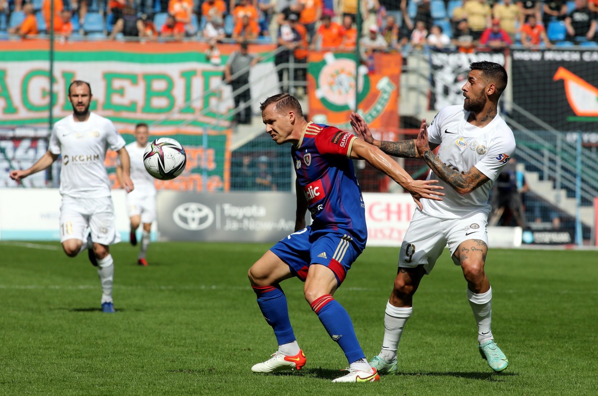 Piłkarz drużyny Piast Gliwice Tomasz Mokwa (C) oraz Filip Starzyński (L) i Erik Daniel (P) z zespołu KGHM Zagłębie Lubin podczas meczu Ekstraklasy