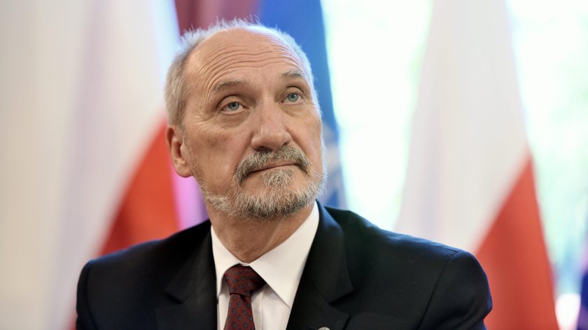 Macierewicz wzywa Boga, a nad jego głową tabliczka z napisem "św. Antoni". O co chodzi?