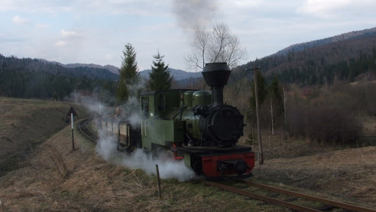 Ponad 127 tys. turystów, najwięcej w swojej historii, przewiozła w tym roku wąskotorowa Bieszczadzka Kolejka Leśna. Od początku listopada jej pracownicy remontują torowisko i tabor.