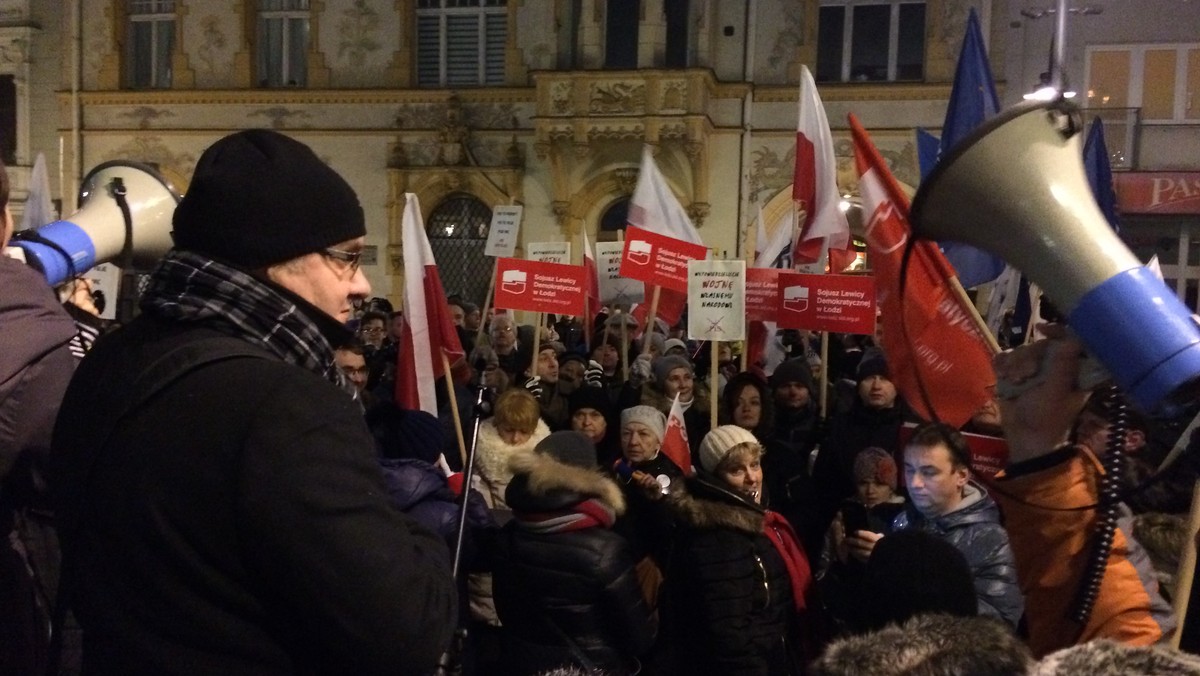 O 17, przy Piotrkowskiej 143, gdzie mieści się biuro Prawa i Sprawiedliwości zbiorą się członkowie Związku Nauczycielstwa Polskiego, działacze KOD, zaniepokojeni nauczyciele i rodzice. To protest przeciwko reformie oświaty, której założenia przyjął już sejm.