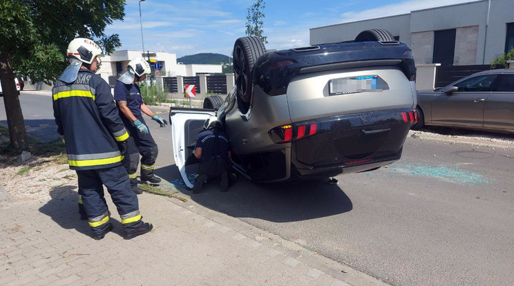 Parkoló gépkocsinak ütközött egy személyautó Törökbálinton / Fotó: Törökbálint Őrs