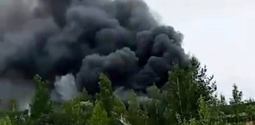 Płonęły niebezpieczne chemikalia w Kaczycach. Z ogniem walczyło 113 strażaków