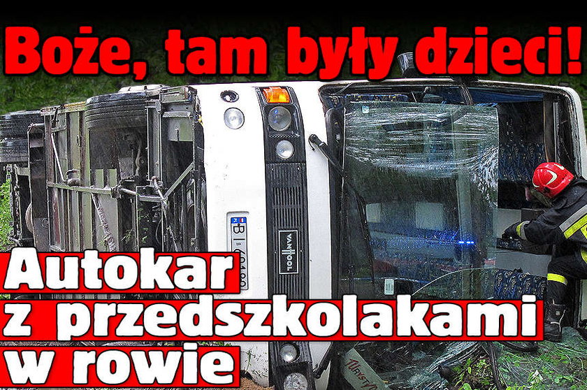 Autokar z przedszkolakami w rowie