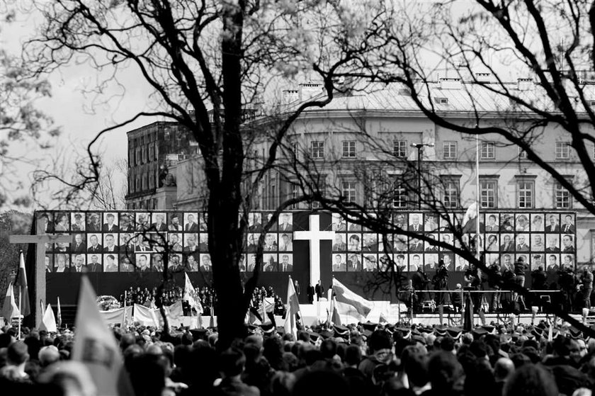 Smoleńsk - politycy i ludzie w żałobie