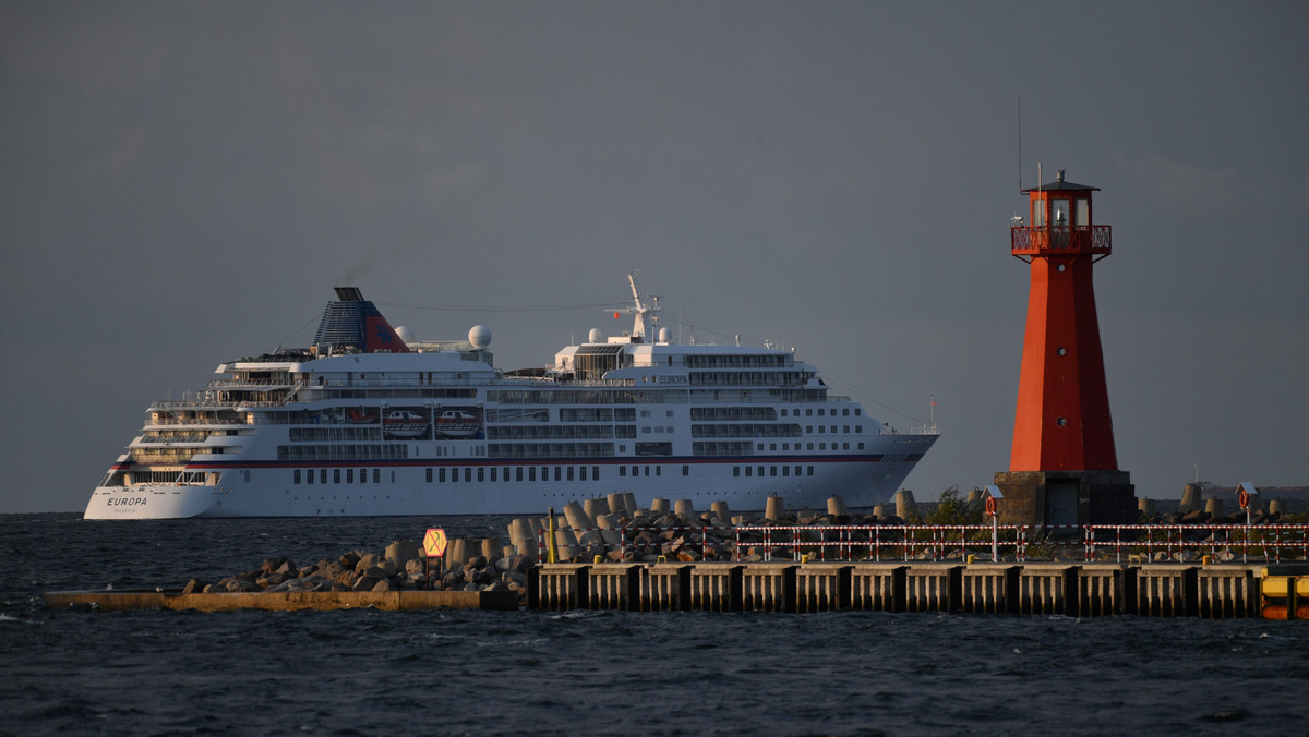 Do portu w Gdańsku wpłynął w czwartek pierwszy w tym sezonie turystycznym statek wycieczkowy. Na pokładzie "MS Europa", zbudowanego w Helsinkach, jest kilkudziesięciu pasażerów.