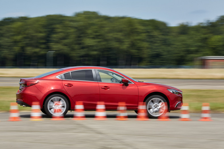 Nowy Opel Insignia kontra Ford Mondeo, Mazda 6 i Skoda Superb - kto wyprzedzi Opla?