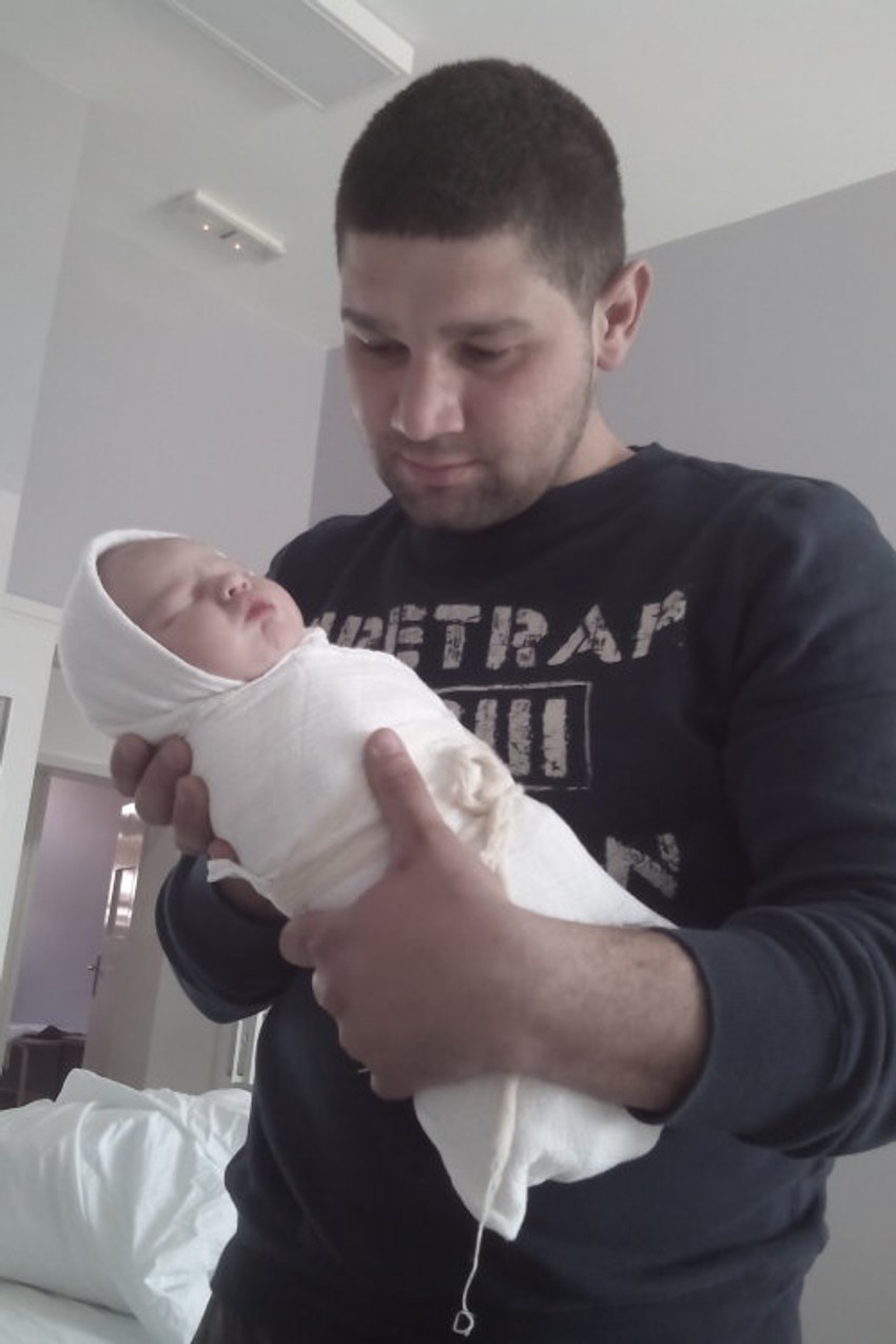 Miloš Trajkovići sa tek rođenim sinom