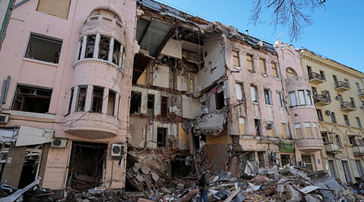 Tüzérségi támadásban megsemmisült lakóház Harkivban /Fotó: MTI/AP/Efrem Lukackij