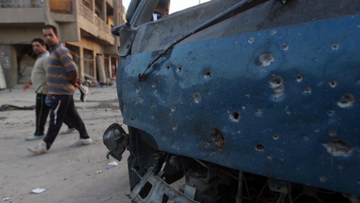 W serii ośmiu wybuchów samochodów-pułapek, do których doszło w wielu miejscach Iraku zginęło co najmniej 17 osób. W większości byli to policjanci. 33 osoby zostały ranne - podały źródła policyjne i medyczne.