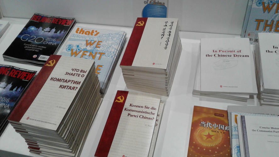 Z każdą godziną dziennikarzy w Media Center przybywa. Mają do dyspozycji wszystko, co potrzeba, żeby pisać, nagrywać, drukować i łączyć się z siecią. Są także ciasteczka z logo Voice of China, z którym niedawno państwowa telewizja miała trochę kłopotów, lokalna herbata, z której słynie prowincja oraz tony ładnie wydanych publikacji o Hangzhou i okolicy. Wśród nich historia Komunistycznej Partii Chin w kilku językach pod tytułem przywodzącym na myśl poradniki 'Dla opornych' ('Co wiesz o KPCh?'), kolorowe pocztówki w widokami normalnego Hangzhou, które żyje a nie przyjmuje szczytu i wreszcie historia tzw. chińskiego snu, bieżącej strategii rozwoju gospodarki i poczucia dumy narodowej wprowadzana w życie przez prezydenta Xi Jinpinga.  Fot. Rafał Tomański
