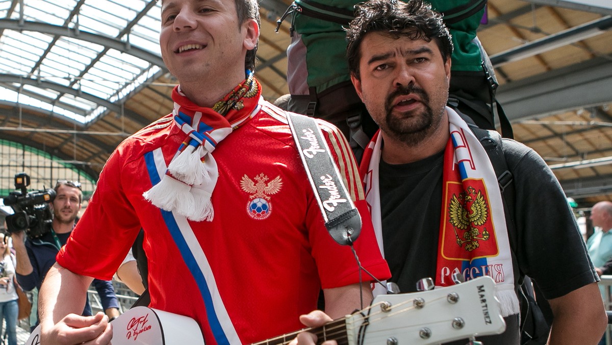 Ponad 150 tys. kibiców obejrzało mecze otwarcia Euro na Stadionie Miejskim i w strefach kibica we Wrocławiu. Doszło do kilku incydentów. Kibice doprowadzili do niegroźnego wypadku tramwajowego.