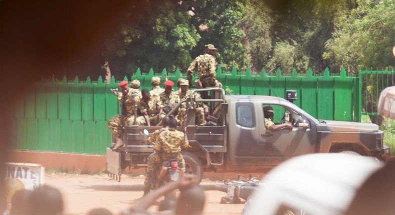 Members of the presidential guard look for protesters in Ouagadougou, Burkina Faso, September 17, 2015. REUTERS/Joe Penney