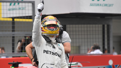 Lewis Hamilton indulhat az élről Japánban